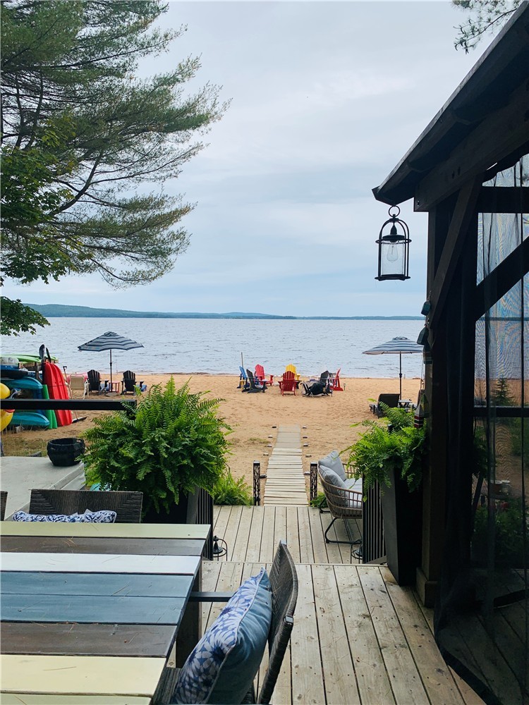 Sandy Pines Beachfront - Weed/Rock-free Private Beach.Sleeps 10, Outdoor Kitchen, + ALL Water Toys