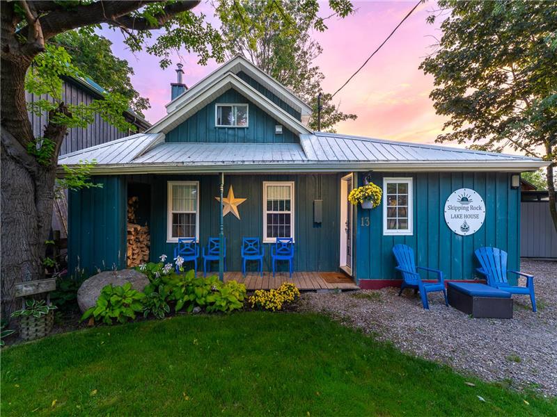 Waterfront Skipping Rock Lake House A/C, Heat, Gas Fireplace + Outdoor Firepit & Seasonal Bunkie