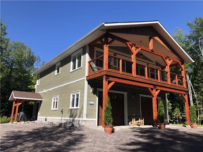 Modern & pet friendly, close to a beautiful lake, golf courses, beaches, perfect in summer and fall.