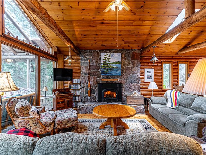 Silent Moorings - a 4 BR Log Cottage on clean, clear Lake Talon