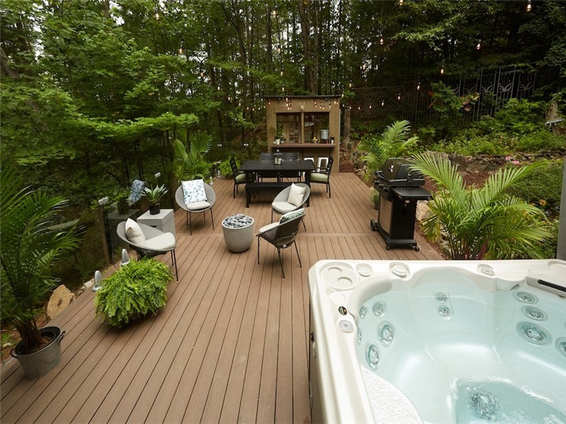 Beautifully renovated cottage on acreage on peaceful lake!