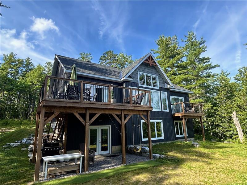 Lakefront Privacy @ Driftwood Hideaway in Calabogie; Spacious, Skiing, Games, Fire pit, Trails