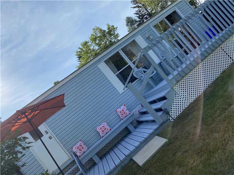 SUZY BLUES ON THE BEAUTIFUL BONNECHERE RIVER - Enjoy your large private cove beach