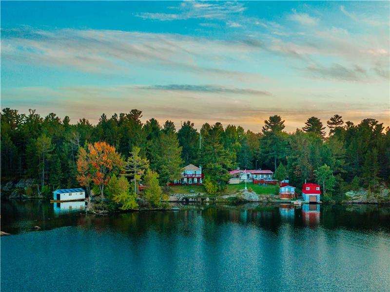 Very Large, Private Lakefront Retreat - No Neighbours, Breathtaking Views, Fishing, Canoes, Sports