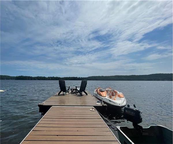 Cozy Weekenders Lakefront Cottage with Hot tub (Fishing boat available for rent)