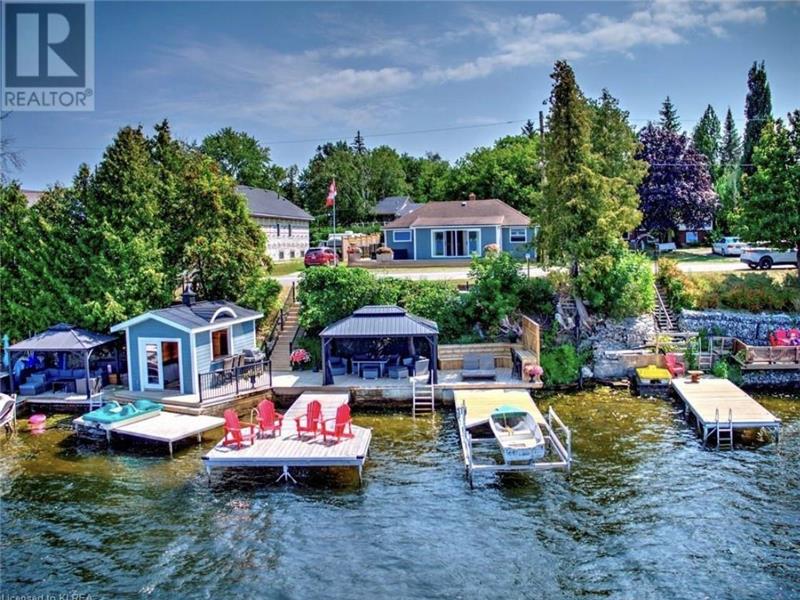 Beautiful family 4 SEASON Kawartha (Dunsford) lakehouse with waterfront /ice fishing /trails etc