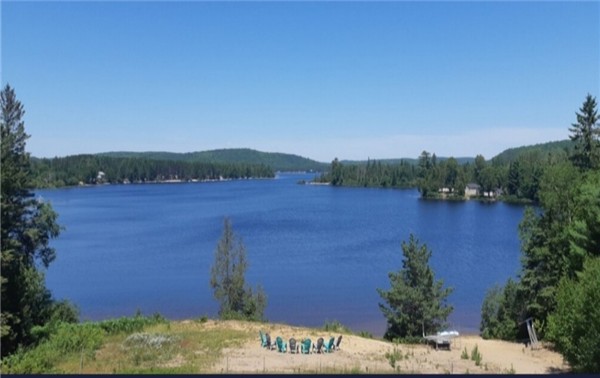 Welcome To The Laughing Moose Lodge. Stunning view. Hot Tub. Sauna. Cold plunge.