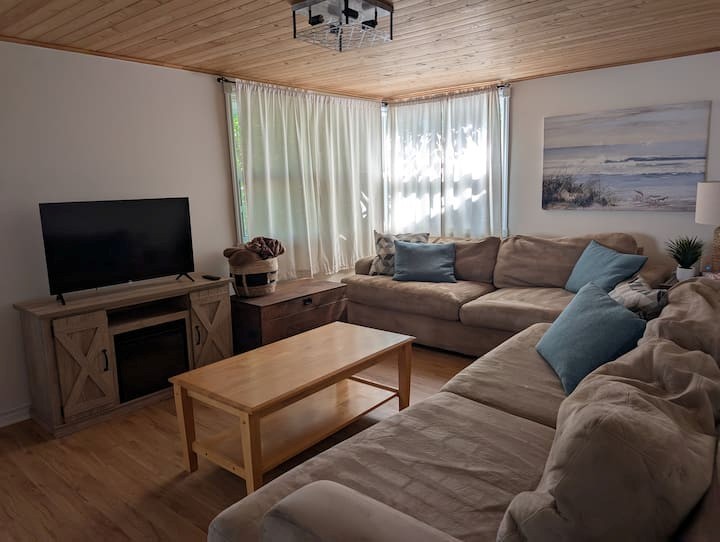 Suzy's Beach House (Walk to Wasaga Beach)