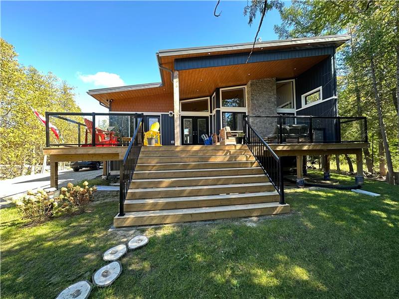 Sauble Beach Cottage - Close to Beach and Shops.