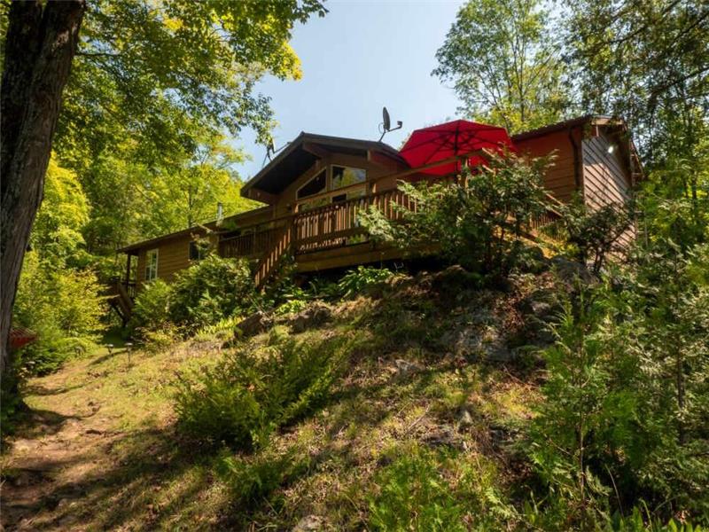 Hersco Haus - Secluded 4-Acre Cottage w/ Beach,  500' of Shoreline, Wi-Fi, Firepit & Pet-Friendly!