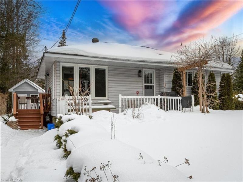 Family Cottage - Hot Tub, Arcade Room, 3 Bedrooms, All Season, Walk to Beach, 25 mins to Skiing