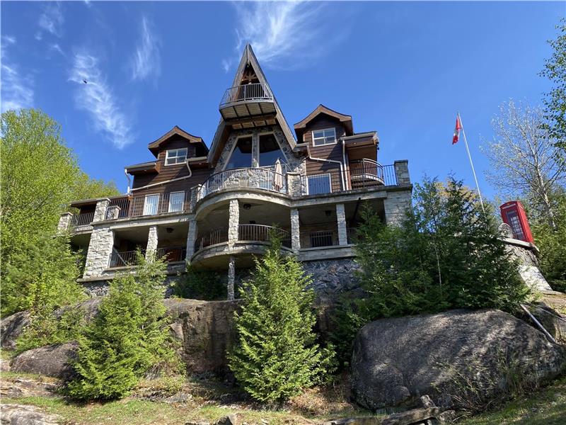 The Edge (Castle Aidan) - Remote Work, Free Firewood, Bed Linens Included, Hot Tub, Jacuzzi
