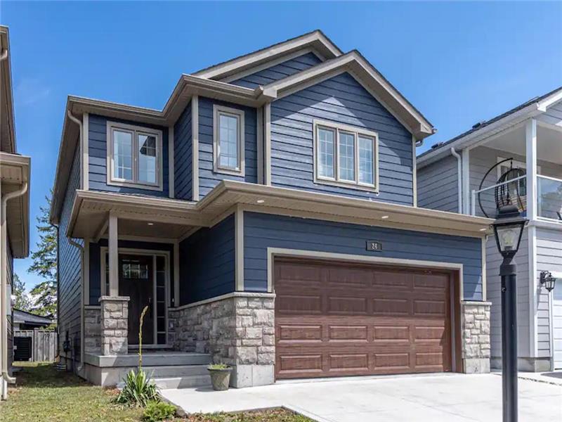 -BLUE CORAL-GETAWAY Cottage in Grand Bend - 5 MIN WALK TO BEACH. 1 MIN TO MAIN STRIP. ENTIRE HOME.