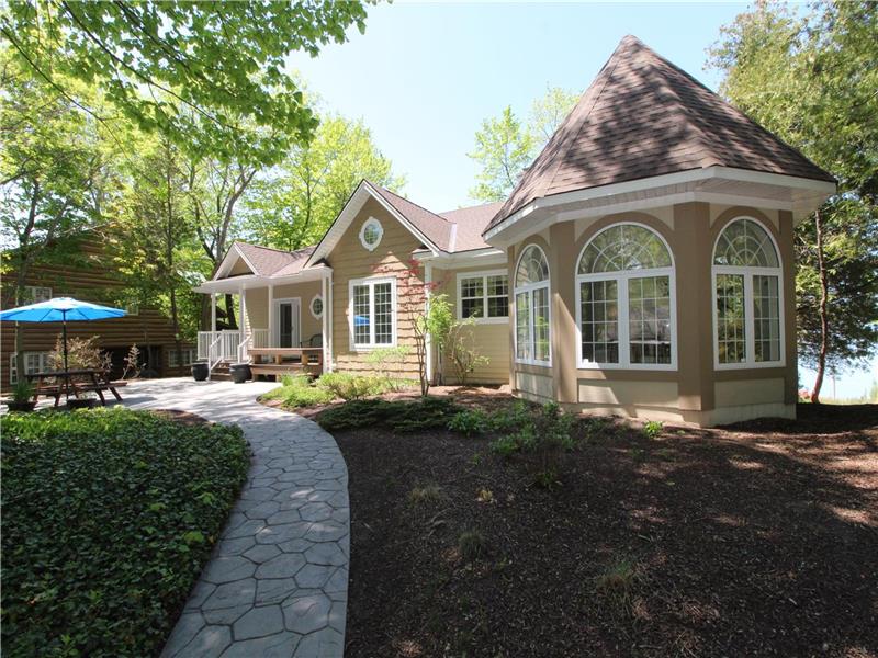 Lakefront Home on Beautiful Lake Huron - Fall 2025 - One Weeks Available Summer 2026 Aug 28-Sept 4.