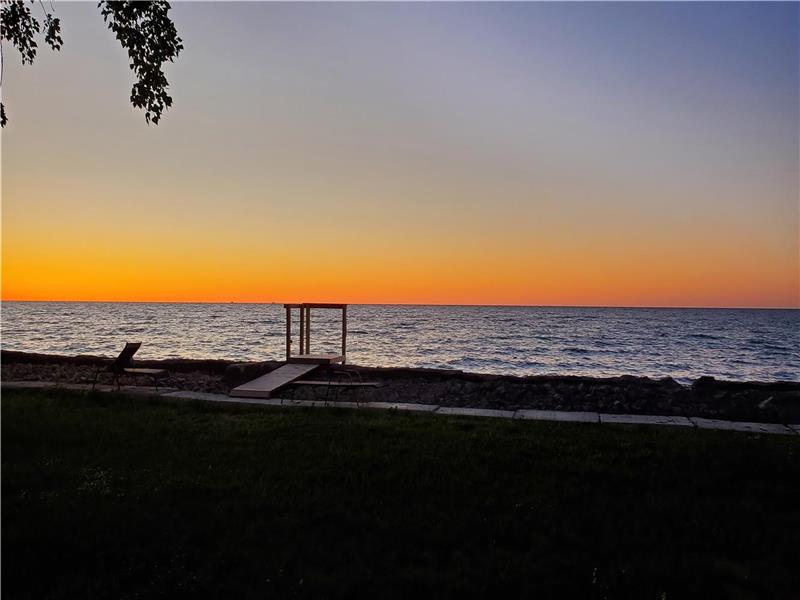 Butterfly Beach House on Lake Erie ¦ 4 BR Lakefront Cottage Leamington, ON near Point Pelee NP