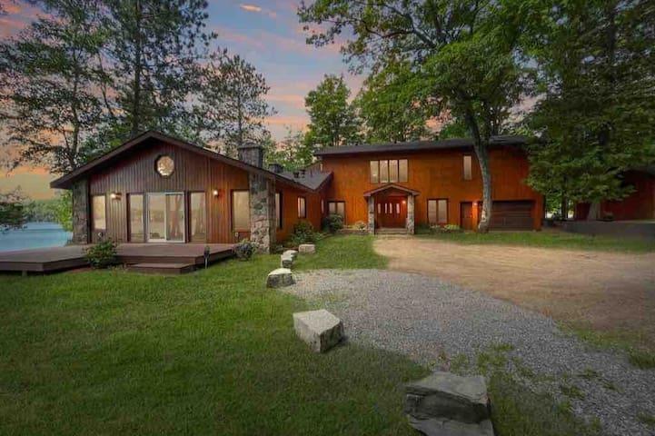 Dreamy Family Oasis ~Skiing~Snowmobiling~Weed Free Water Front~Shallow Entry~Sandy Beach~No Stairs