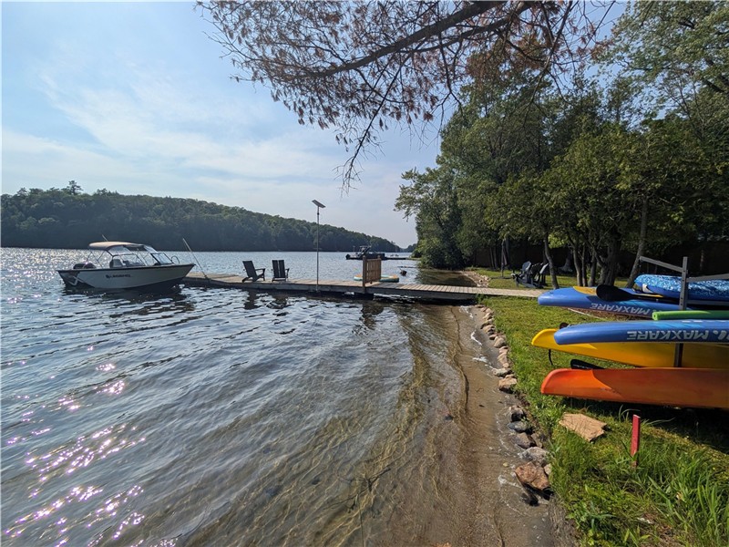 The Beaumont // Lakeside Muskoka Family Cottage w/ Private Sandy Beach on Skeleton Lake w/ STARLINK