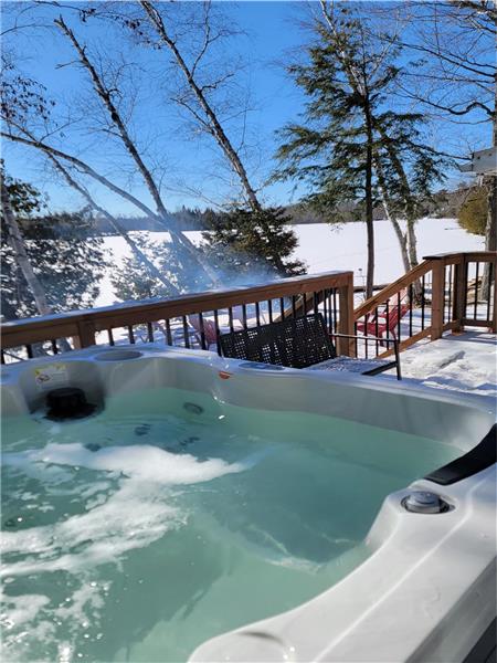 Sharbot Lake Getaway - HOT TUB