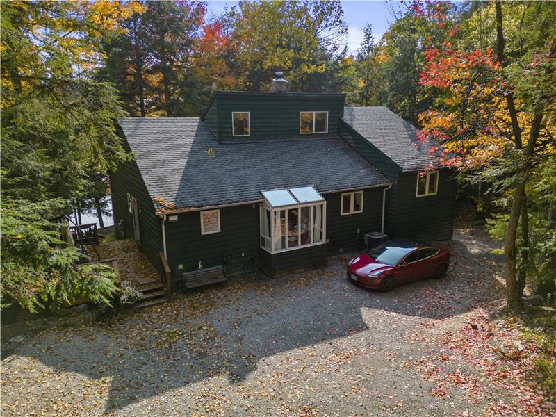 Gorgeous & Private Muskoka Lakefront Hideaway with Sauna & Hot Tub