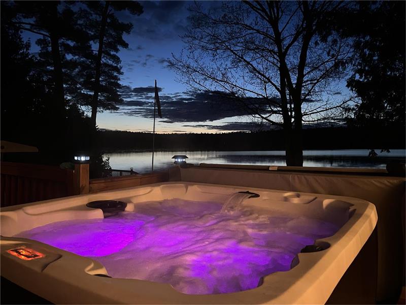 White Lake waterfront cottage with the hot tub and 85