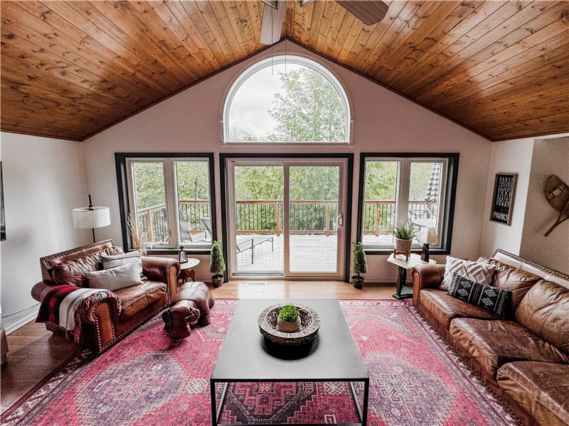 MCHARRADISE! All Seasons Cozy Waterfront Cottage