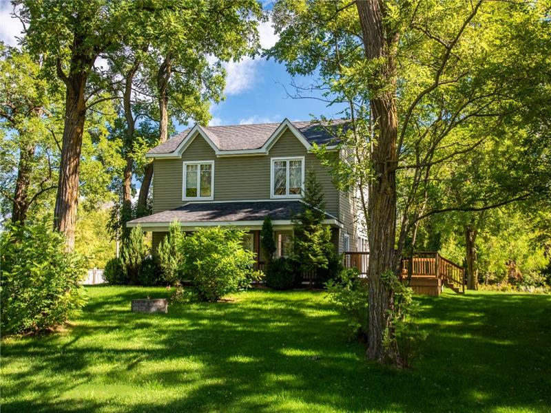 Very Private 6 bdrm Cottage@Blue, Private Beach Access/Hot Tub/BBQ/Petfriendly/10 acres of privacy