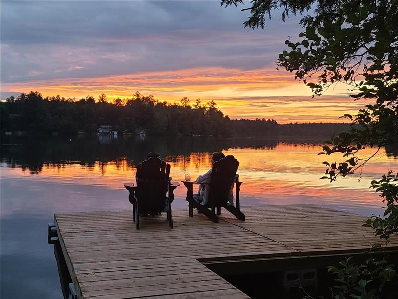 Pine Lodge on Danford Lake, sandy beach, sunset, 4 bedroom, sleeps 8, Games Room, AC