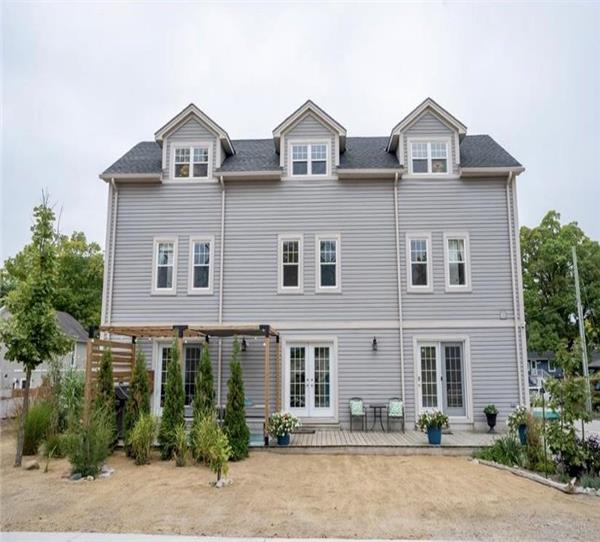 The Grey Beach House!! In the heart of Grand Bend