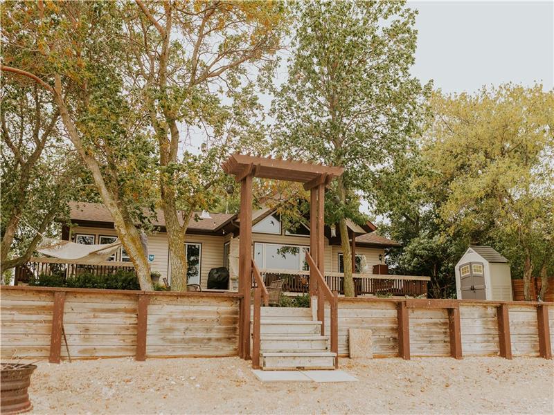 Fun In The Sun Cottage- Beachfront on Lake Manitoba - Private location with water access