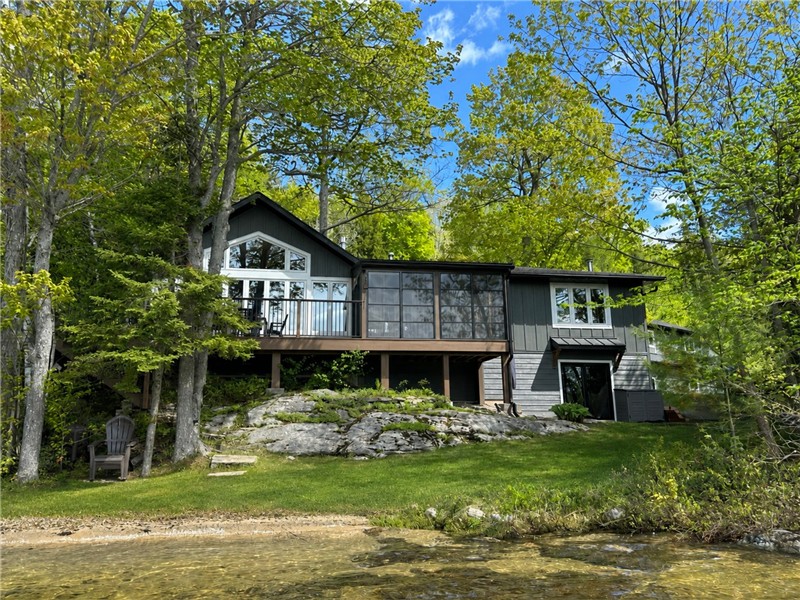 Beach Bay Cottage - Halls Lake. Private Shallow Sandy Beach