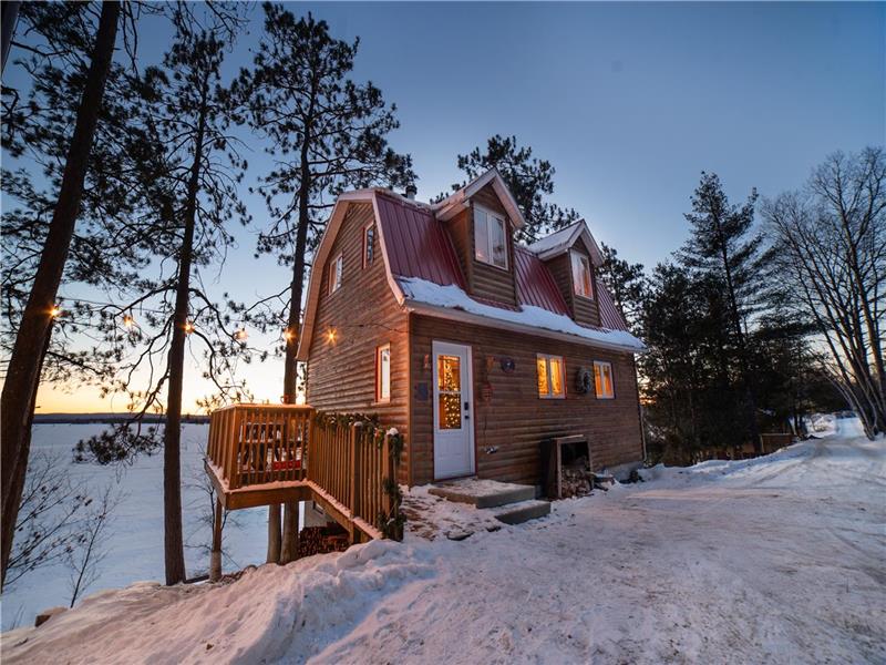 Au bord du lac Cottage: avec piscine, kayaks, canoës, SUPS, vélos et laissez-passer pour le parc
