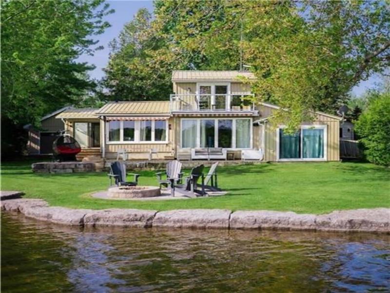 Kawartha's Lakefront Paradise Family Cottage featuring Year-Round Activities | Sleeps 8-12,2 Hrs GTA