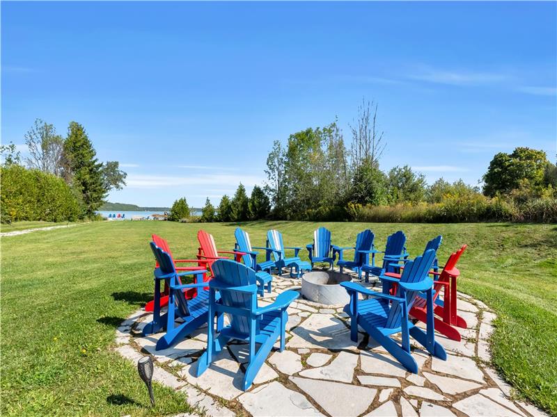 Chalet privé au bord de l'eau à Wiarton – spa, foyer, animaux acceptés, 12 pers