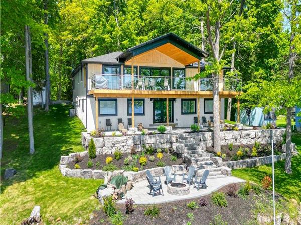 The North Shore-Waterfront-*Free Play Arcade Onsite*- Prestine Waterfront !!!