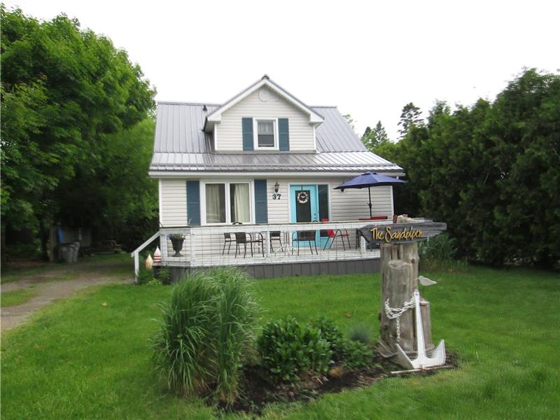 The Sandpiper in Grand Bend, 3 bedroom 2 bath, beach vibe, close to main street