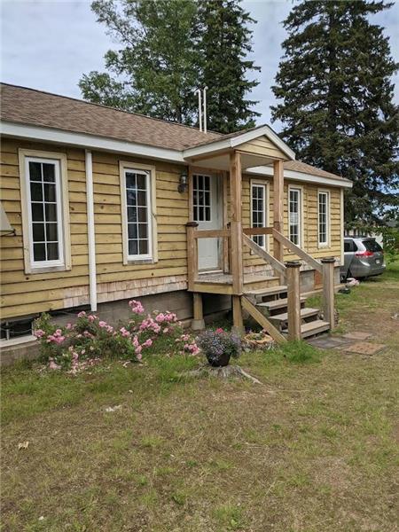 Beach Time! Rustic Cottage for a Family Getaway, steps from Famous Parlee Beach Beach.