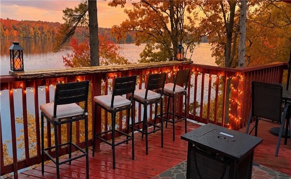 Peaceful, spacious, 4 seasons lake house on the shore of Clear Lake in the beautiful Rideau Lakes