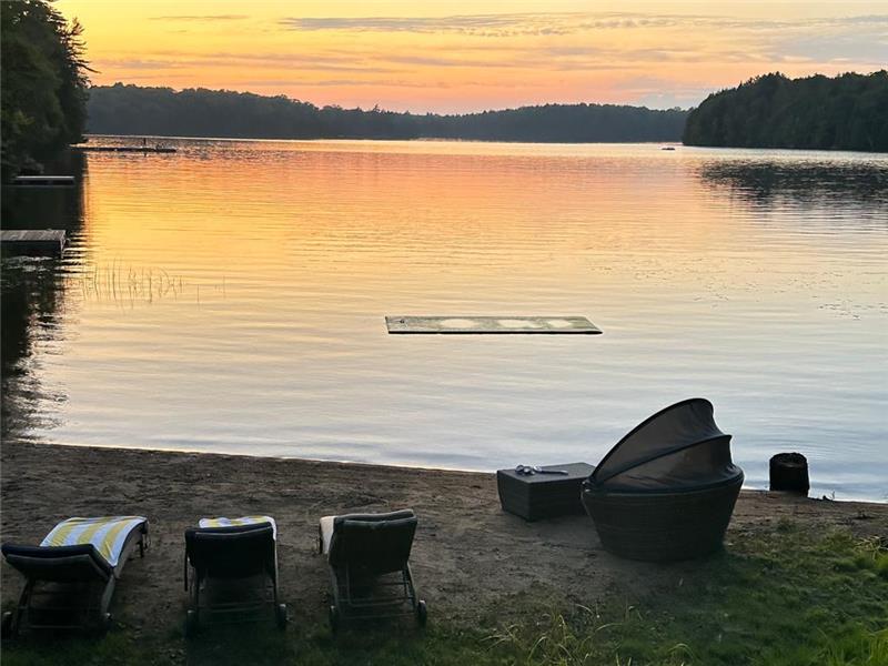 Luxury 6 Bedroom 4.5 Bathroom Luxury Muskoka Chalet/Cottage Private Beach w/ Crystal Clear Water!