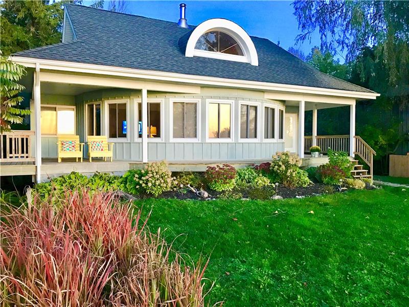 Lakefront :Sunset Bluffs Beach house w/Private Beach access!