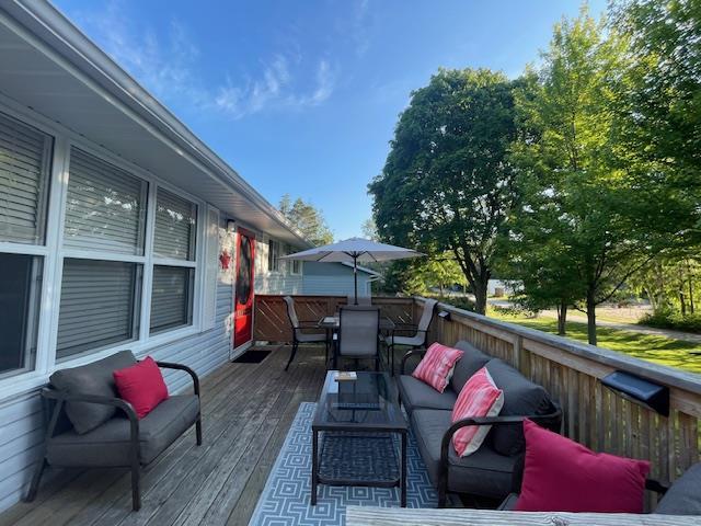 CASA LA SIESTA IN LURGAN BEACH-  MINUTES WALK TO LAKE HURON, QUITE AREAR, BEACH & SUNSETS AWAIT