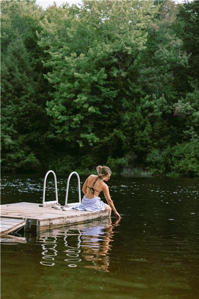 Muskoka waterfront cottage- great for kids,Hot tub,2 bath,sleeps 8, pet friendly-Newly renovated!AC!