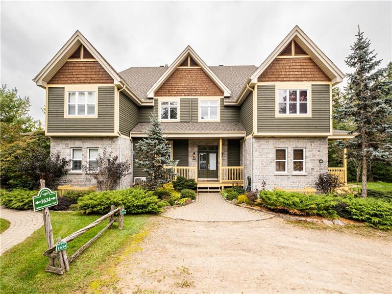 Emplacement de Choix: NOUVEAU! Élégant Chalet Sur le Golf avec SPA et Table de Billard