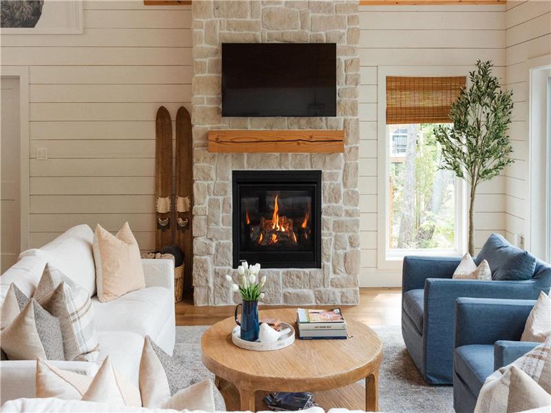 Luxury Muskoka Lakehouse w/hot tub & fire place.  Book your winter getaway!