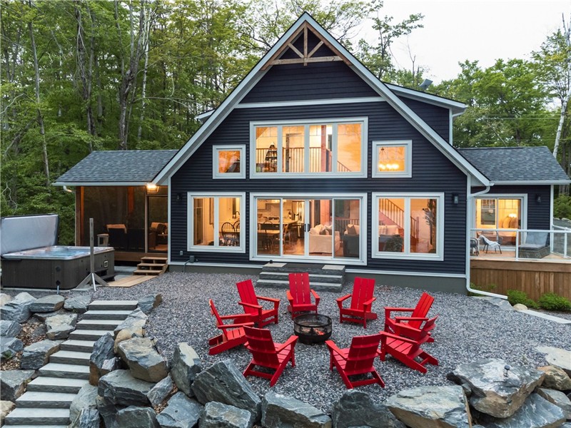 Luxury Muskoka Lakehouse w/hot tub & fire place