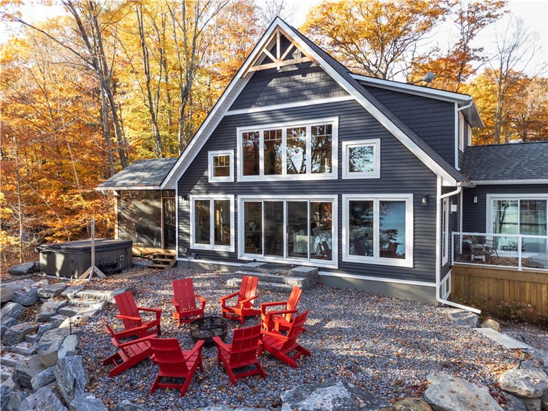 Luxury Muskoka Lakehouse | Sleeps 10 | Waterfront - NOW BOOKING SUMMER 2027