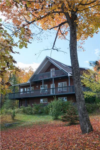 Happy Mountain Hideaway - Spacious Cozy Waterfront Cottage with Hot-tub and Sauna
