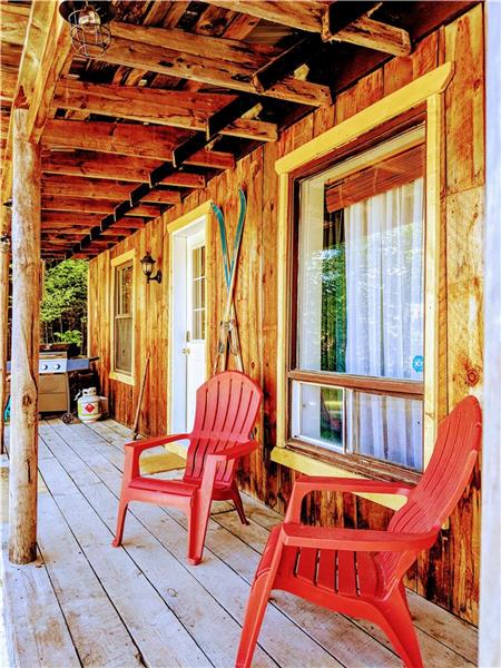 The Lodge - Comfy Cottage with Sauna and Hottub Nestled in Nature - Located in Messines, QC