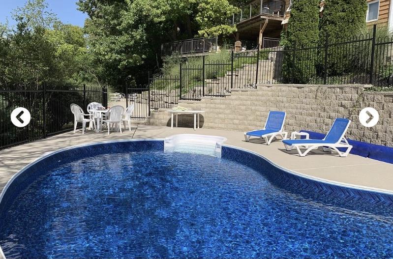 Spacious cottage with a pool and boat dock on the River