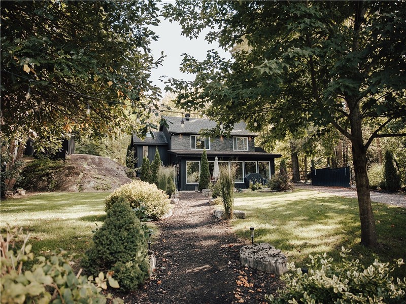 Chalet Noir  - Cozy up at our riverfront property - 90 minutes from GTA!
