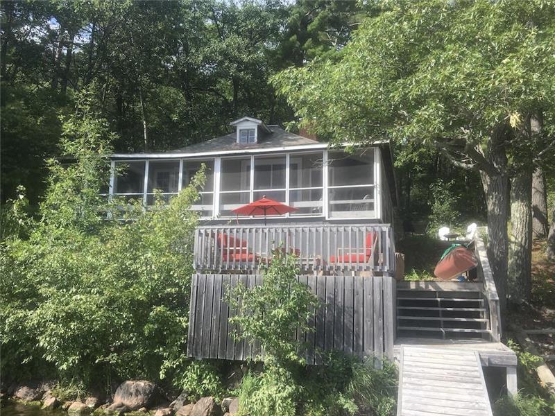 The Cottage- Private location. Old cottage charm with a brand new addition. 10 min from Eganville.